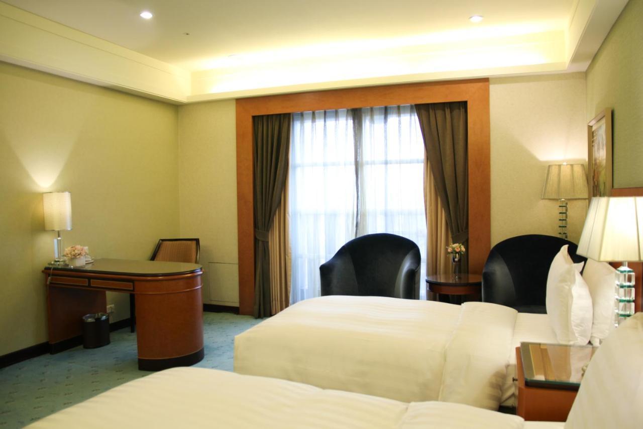 Capital Hotel Taipei Bagian luar foto