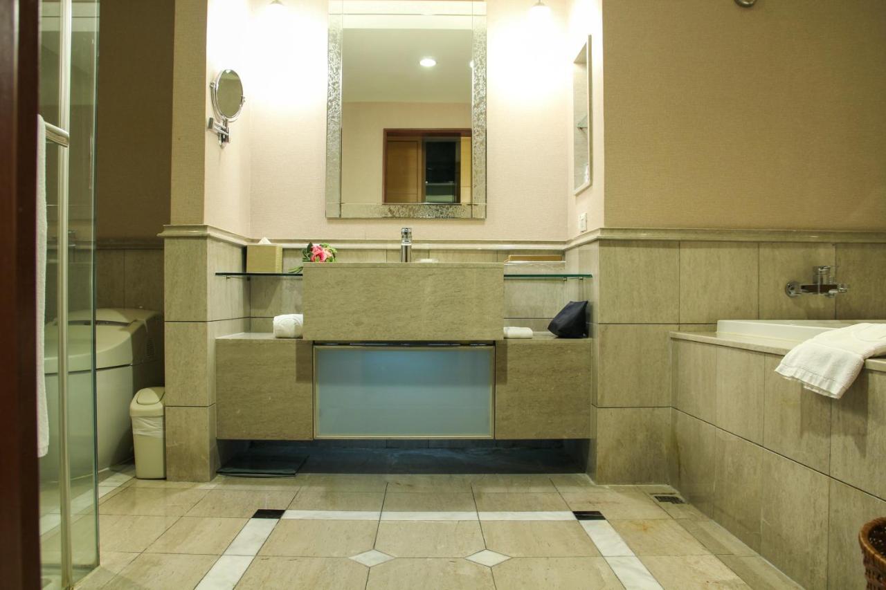 Capital Hotel Taipei Bagian luar foto