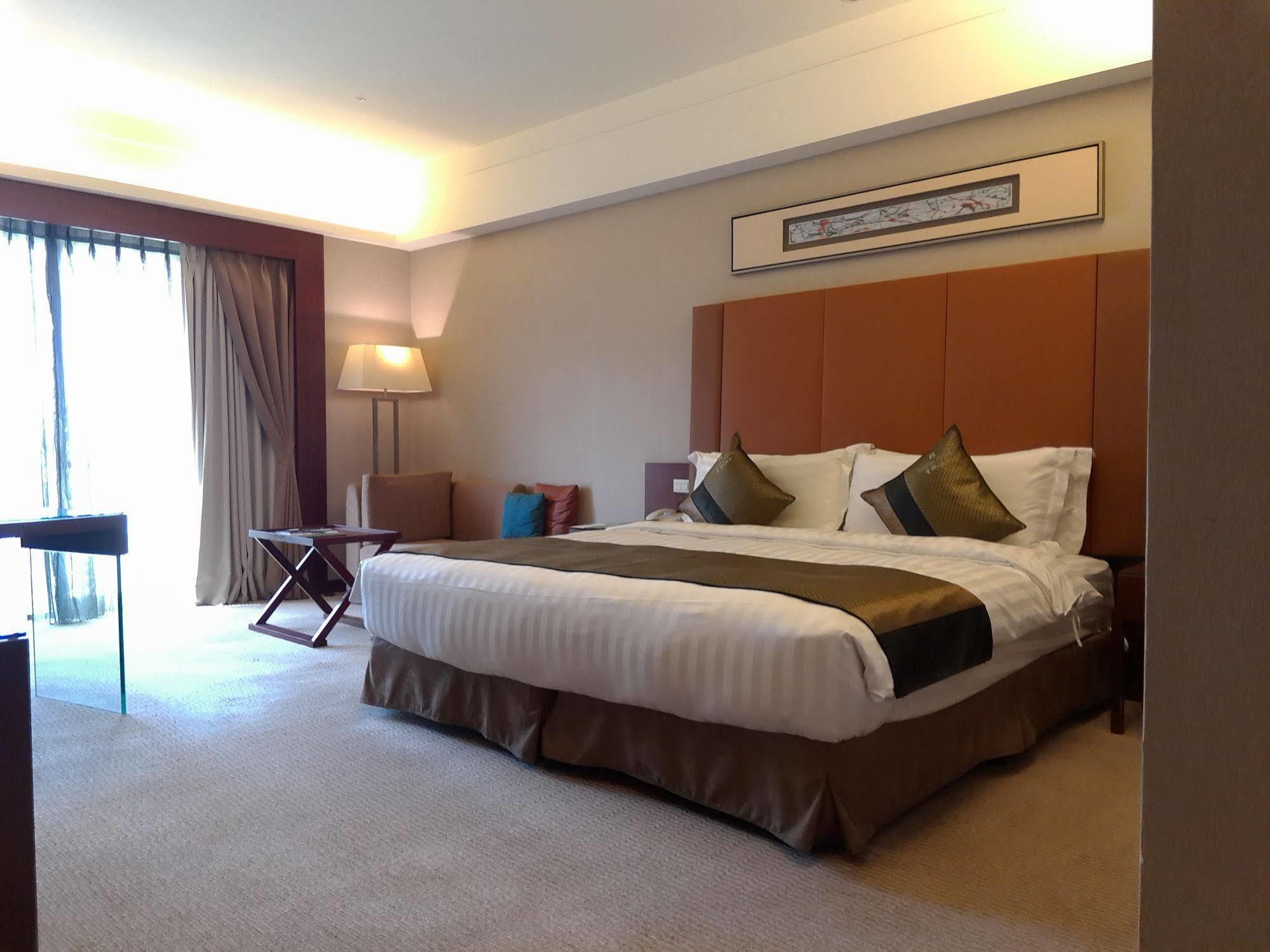 Capital Hotel Taipei Bagian luar foto